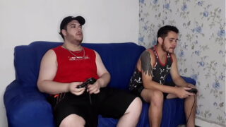 Apostando o Cu No Video Game e o Puto Saiu Daqui Vazando Leite – Parte 1 – Tava em casa cheio de tesão e meu amigo meu aqui jogar, mas meu pau não abaixava